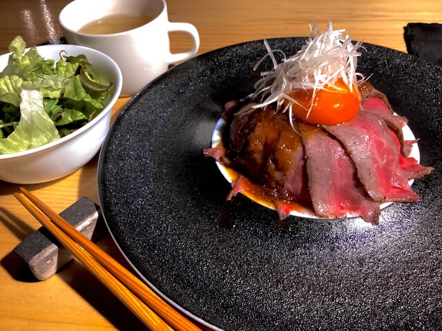 市ヶ谷のおしゃれな鉄板焼き店の料理盛り付け