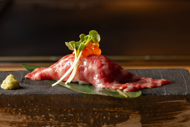 市ヶ谷のおしゃれな鉄板焼き店で提供されるステーキ