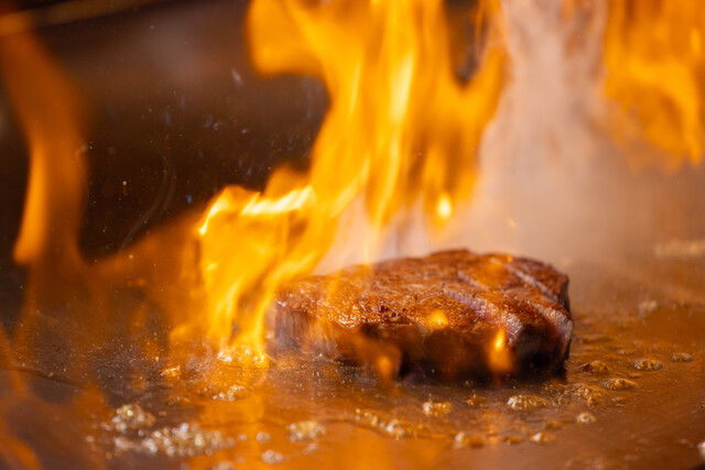 市ヶ谷のおしゃれな鉄板焼き店で提供されるステーキ
