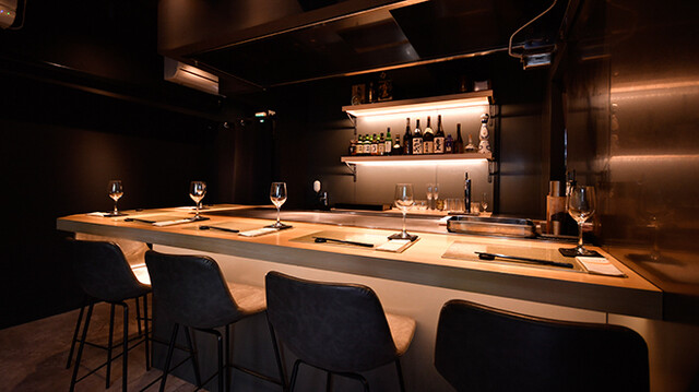 市ヶ谷のおしゃれな鉄板焼き店の落ち着いた店内