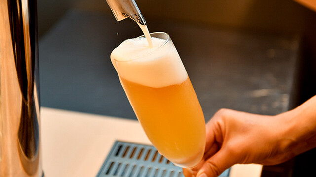 市ヶ谷のおしゃれな鉄板焼き店で提供されるドリンク